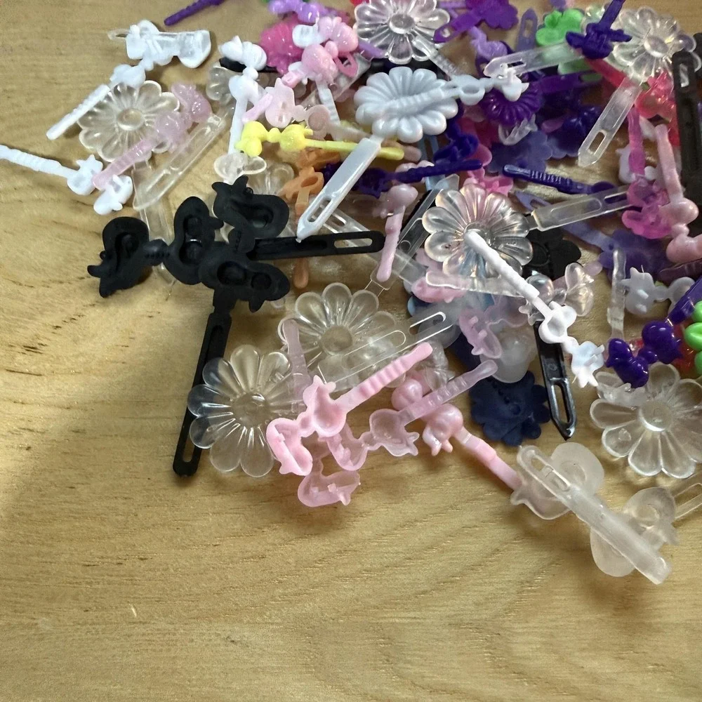 Vintage Barrettes Plastic Hair Clips 80's 90's Flowers Bows Lot of ~100